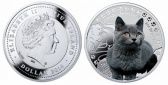 Серебряную монету украшает кошка и кристаллы Сваровски