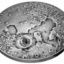 Подверженная метеоритным атакам неровная поверхность Луны на коллекционных долларовых монетах