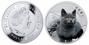 Серебряную монету украшает кошка и кристаллы Сваровски