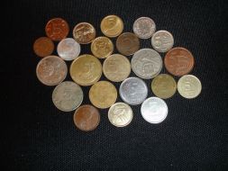 Продам  монеты  разных  стран  номиналом  5