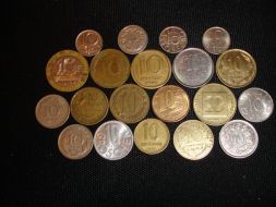 Продам  монеты  разных  стран  номиналом  10