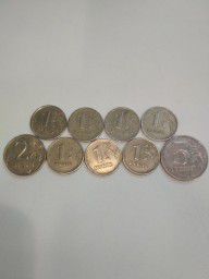 Монеты достоинством в 1, 2 и 5 рублей