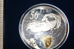 Монета серебренная 50 евро с золотой вставкой